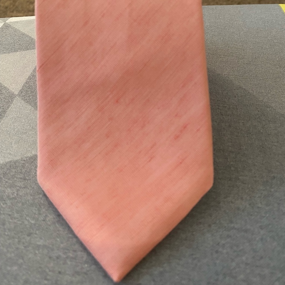 Pink linen tie